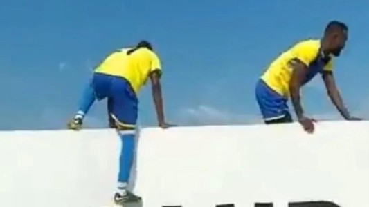 Entraron a la cancha por las paredes para evitar un maleficio - #FlashChat