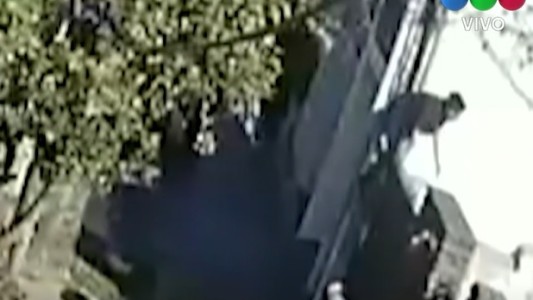 Lo perseguía la Policía, bajó del auto, se metió en una casa y quiso escapar por los techos