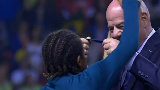 El curioso gesto de las jugadoras de Brasil con Gianni Infantino