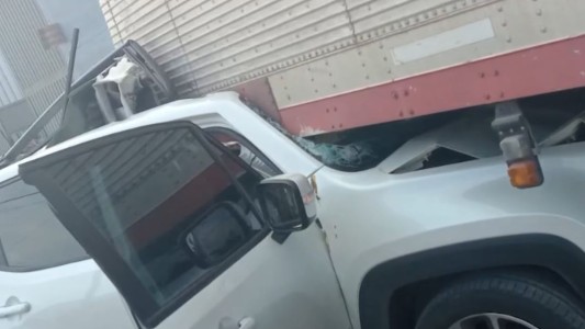 Le robaron la camioneta a un jubilado y se estrellaron contra un acoplado de un camión - #REC