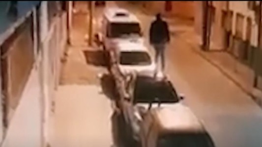 Buscan a un hombre que camina por arriba de los autos y los rompe