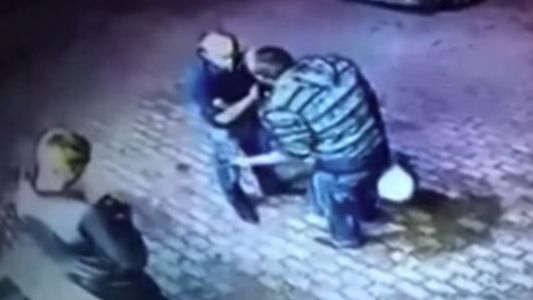 Es viral: un anciano exboxeador se enfrenta a dos jóvenes borrachos