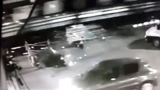 Quilmes: un delivery quiso cruzar las vías con la barrera baja y el tren lo atropelló