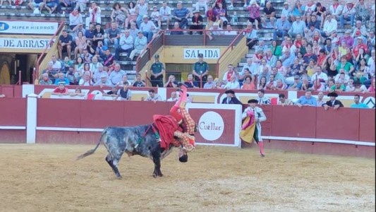 La cornada que conmueve a España: el toro le partió la arteria femoral
