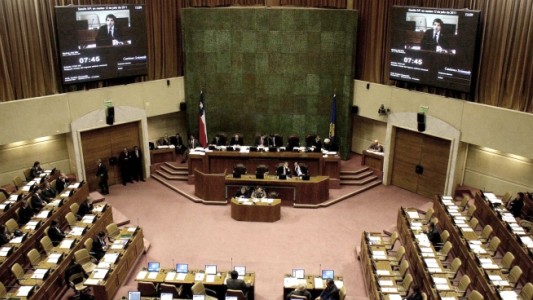 Trompadas entre diputados en el Congreso de Chile, en las vísperas del plebiscito constitucional