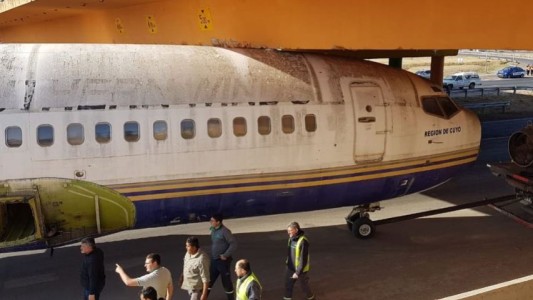 El fuselaje de un avión quedó atascado bajo un puente en Córdoba cuando era trasladado