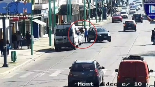 Video: un docente agredió a una agente de tránsito que le hizo una multa