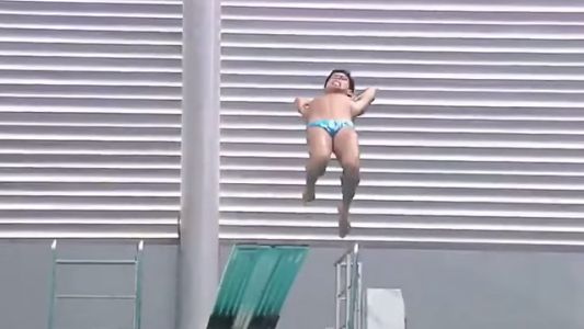 Video viral: clavadistas que hicieron un papelón y se rieron