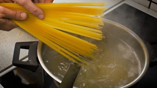 Por la suba del costo del gas, en Italia recomiendan cocinar la pasta con el fuego apagado: cómo se hace