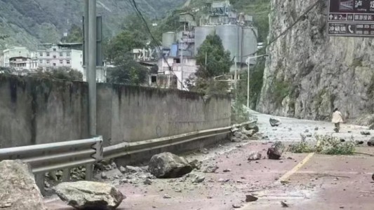 El momento del impactante terremoto en China