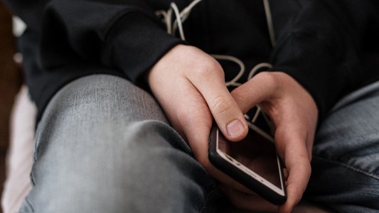 Diez años de cárcel por empujar al suicidio a un menor por WhatsApp