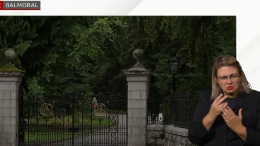 Preocupación por la salud de Isabel II: por qué los presentadores de la BBC visten de negro