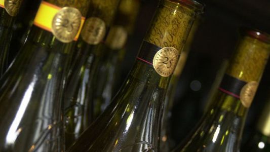 España: murió un hombre al que le sirvieron por equivocación detergente en vez de vino