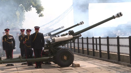Así fue el homenaje a la Reina Isabel II con 96 disparos de cañones