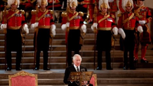 El rey Carlos habló ante al Parlamento y viajó a Escocia para la vigilia de la reina