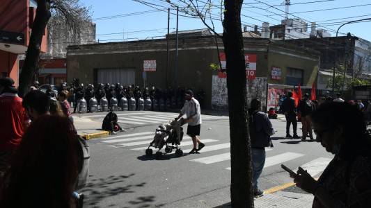 Unas 70 familias resisten una orden de desalojo en un inmueble de Constitución