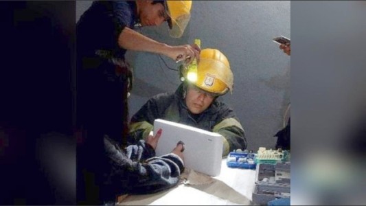 Se le trabó el dedo cuando quiso tirar la cadena y fue auxiliada por bomberos