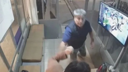 Un taxista golpeó con una llave de auxilio a un operador de la empresa de viajes - #REC