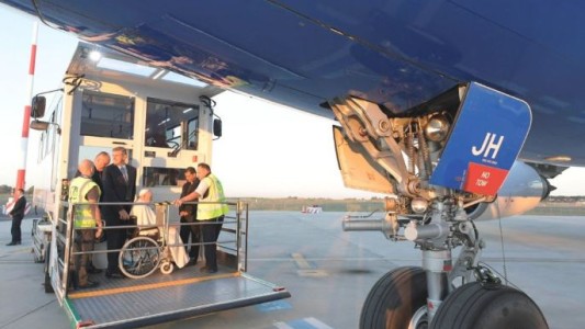 El papa Francisco llegó a Kazajistán para reunirse con líderes religiosos del mundo