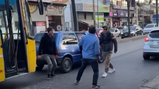 Un chofer de un colectivo se peleó a trompadas con dos automovilistas - #REC