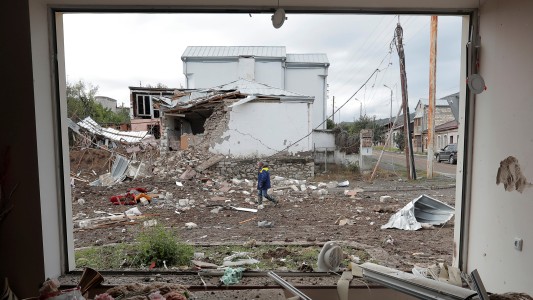 Armenia y Azerbaiyán acordaron un alto el fuego tras los combates que dejaron más de 150 muertos