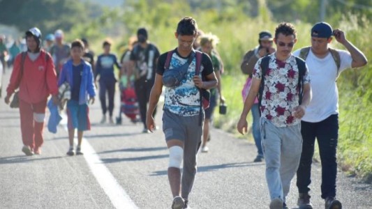 Texas envió dos buses con migrantes sudamericanos a la residencia de Kamala Harris