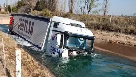 Cayó a un canal de riego en Mendoza: se salvó de milagro - #FlashChat