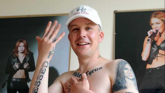 Se hizo 29 tatuajes de Miley Cyrus y ahora se los quiere borrar