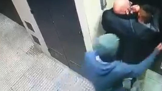 Amenazaron con degollar a un hombre frente a sus tres nietas para robarle el auto en Saavedra