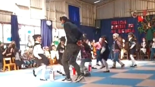 Video: una nena se quedó sin pareja en un acto escolar y su papá bailó con ella