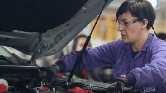 Laburantes: la historia de Xoe, una empleada automotriz