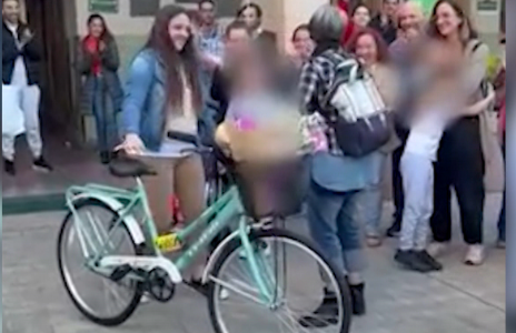 Una docente a pura emoción:  Sus alumnos le regalan una bicicleta nueva.