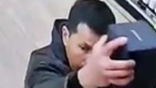 Video: echaron a un jefe del Servicio Penitenciario Bonaerense que se robó un whisky en un supermercado