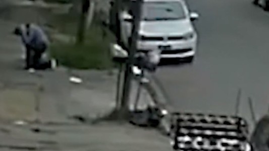 Delincuentes pusieron de rodillas a un jubilado para robarle el auto - #REC