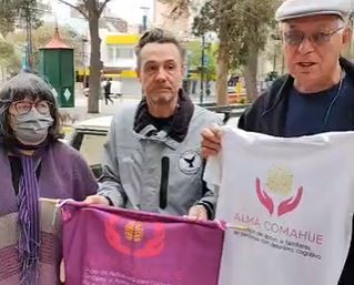 Un grupo de voluntarios contiene a los familiares de pacientes con demencia