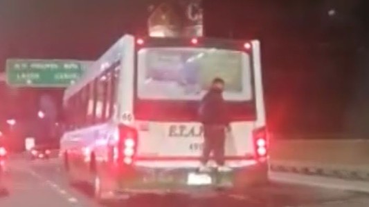 Locura en la autopista: viajó colgado del colectivo para no pagar el boleto