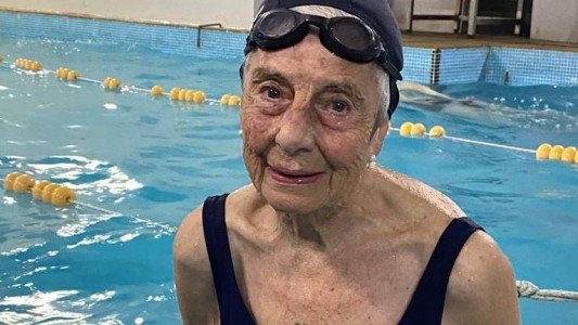 Una sirena de 93 años: lleva 33 años haciendo brazadas en la misma pileta de Lomas de Zamora
