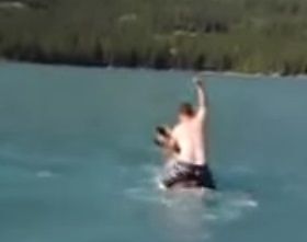 VideoViral: juicio por acoso a un hombre que intentó montar un alce en medio de un lago