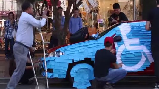 Sorpresa para un conductor que se estacionó en lugar para discapacitados