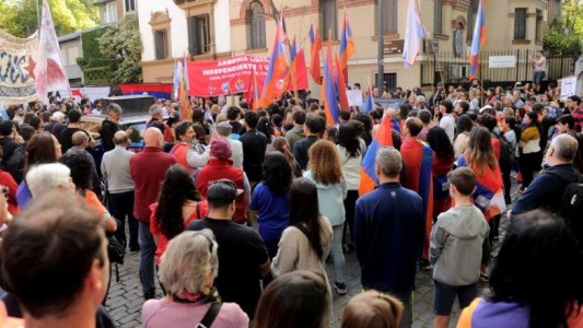 Protesta de la comunidad armenia frente a la embajada de Azerbaiyán en la Argentina