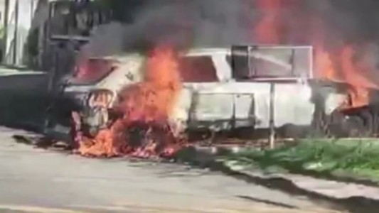 Video: una joven con una niña en brazos le prendió fuego el auto a su expareja