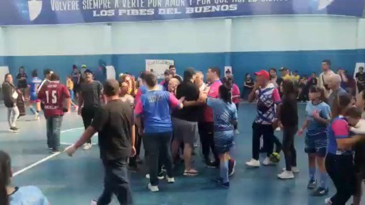 Piñas para todos en un partido de futsal femenino - #FlashChat