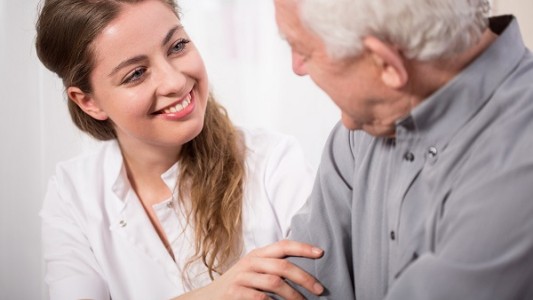 Cuidadores domiciliarios: Cómo es la inscripción para tener trabajo