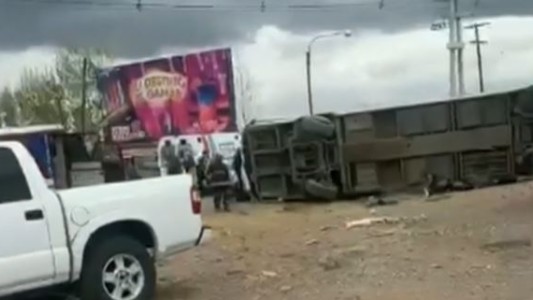 Murió una mujer al volcar un micro con hinchas de Boca en Mendoza