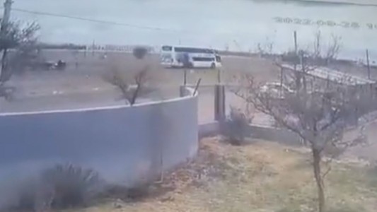 Video: el impactante momento del vuelco del micro con hinchas de Boca que viajaba a Mendoza