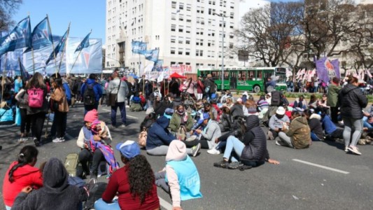 Grupos piqueteros decidieron mantener el acampe frente al Ministerio de Desarrollo Social