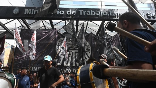Conflicto de los neumáticos: fracasaron las negociaciones y este jueves volverán a reunirse