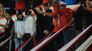 Polémica presencia de Marcos Rojo en la popular, con los barras de Estudiantes de La Plata