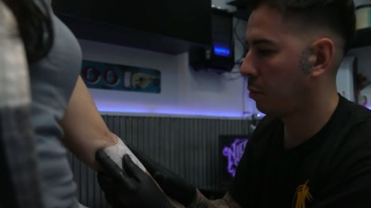 Te presento: Nicolás, el creador de tatuajes sanadores