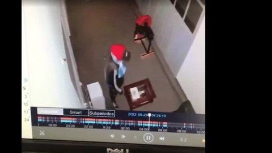 El momento en que un hombre forzó una puerta para robar en buffet de la UNLP